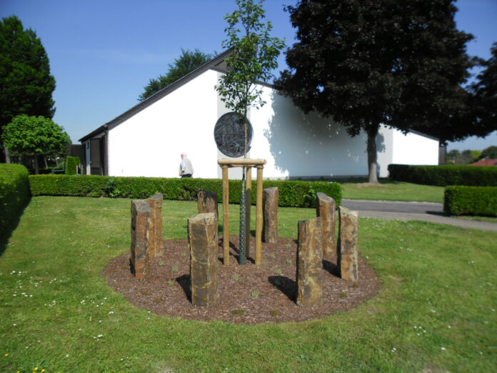 Steinstelen prägen die neue Baumgrabstätte auf dem Hiller Friedhof. Foto: Gemeinde Hille