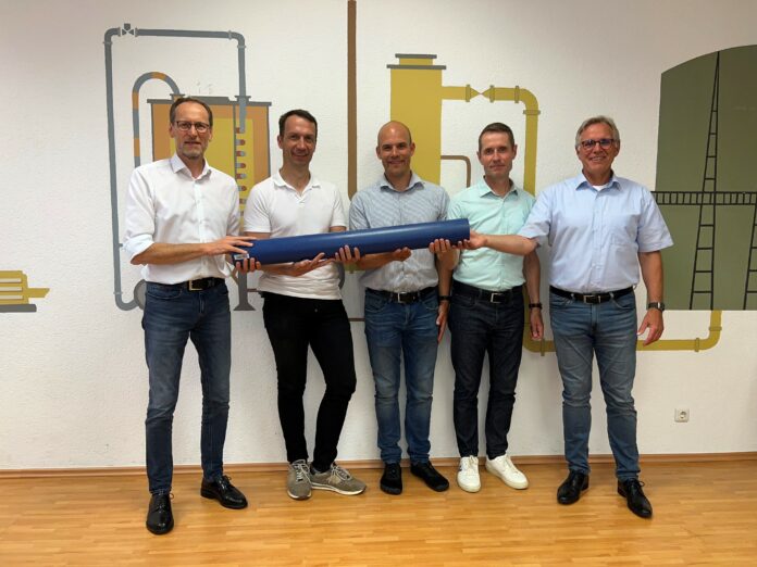 Bernd Poggemöller, Vorstand WBV; Michael Kasche, Vorstand WBV; Sascha Langner, Netzgesellschaft Lübbecke; Michael Scherf, Geschäftsführer Netzgesellschaft Lübbecke; Markus Hannig, Geschäftsführer Stadtwerke Lübbecke mit einem Stück PE-Rohr. Aus diesem Material wurde die 2,5 km lange Trinkwassertransportleitung von Lübbecke nach Hüllhorst gebaut. Diese Leitung ergänzt die Trinkwasserinfrastruktur im Versorgungsgebiet des WBV am Wiehen.