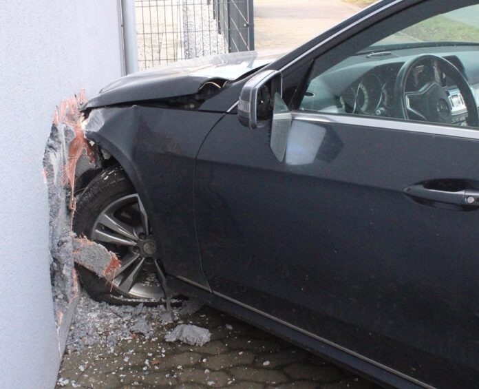 Der Mercedes wurde erheblich beschädigt. Foto: Polizei Minden-Lübbecke