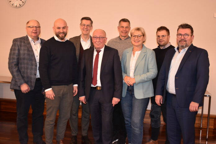 Die Abbildung zeigt von links nach rechts: Dietmar Rohde (Kämmerer, Gemeinde Hille), Bernd Klaus (Geschäftsleiter Greenfiber), Rainer Hüwe (DZ Bank AG), Michael Schweiß (Bürgermeister, Gemeinde Hille), Bernd Küchhold (Leiter Fachbereich 1 - Zentrale Dienste, Gemeinde Hille), Ute Hildebrandt (Leiterin Fachbereich 3 - Planen und Bauen, Gemeinde Hille), Tim Brinkhoff (Sachbereich Finanzsteuerung, Gemeinde Hille) und Frank Ehrhardt (Volksbank Herford Mindener Land) Foto: Gemeinde Hille