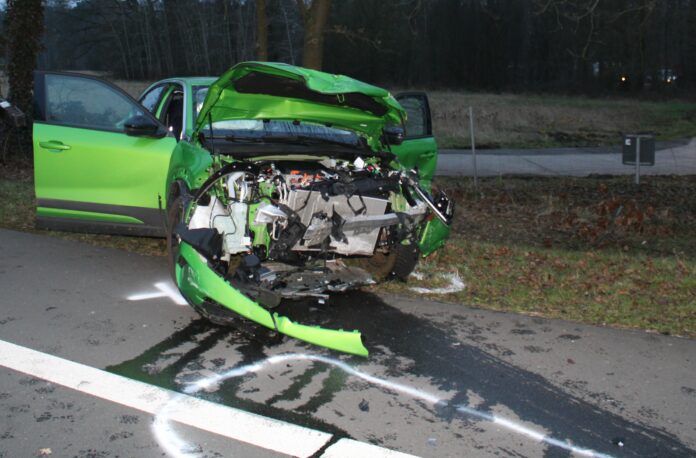 Der Fahrer des Opels zog sich bei dem Zusammenstoß leichte Verletzungen zu. Foto: Polizei Minden-Lübbecke
