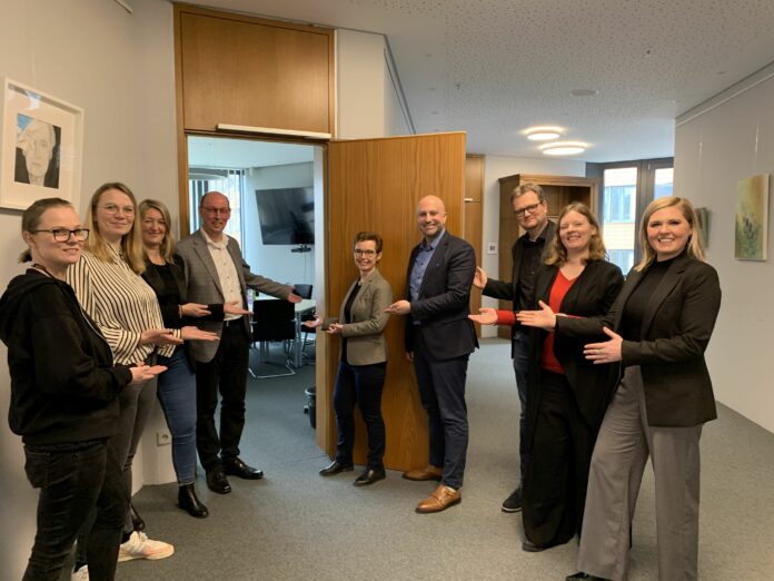 Foto: (v.l.) Nina Dreier und Kristin Senkowski (beide Sozialdienst katholischer Frauen), Tanja Unruh (Hexenhaus), Thomas Lunkenheimer (Theologischer Vorstand) und Elke Entgelmeier (beide Diakonie Stiftung Salem), Landrat Ali Doğan, Andreas Hilgendorf (Amtsleiter) und Corbinia Urbanek (beide Sozialamt des Kreises), Maria Köhn (geschäftsführender Vorstand Hexenhaus). Foto: Sabine Ohnesorge/Kreis Minden-Lübbecke