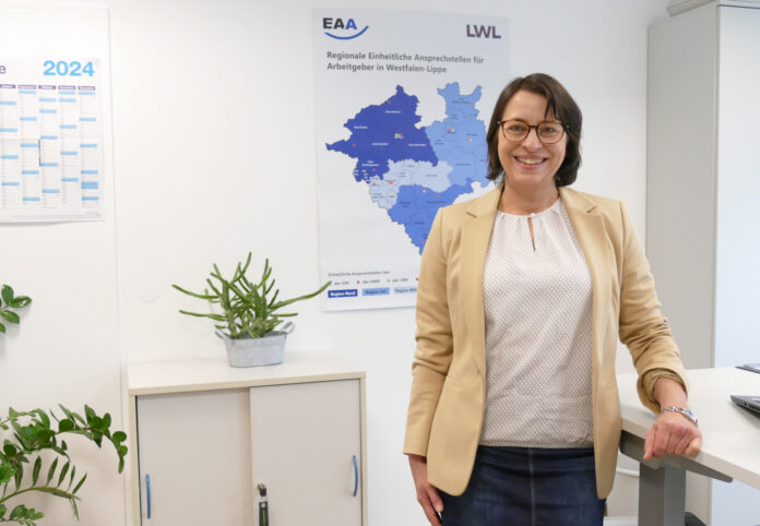 Sylvia Rose weiß, was Arbeitgeberinnen und Arbeitgebern beim Thema berufliche Inklusion unter den Nägeln brennt. Als Fachberaterin der „Einheitlichen Ansprechstelle für Arbeitgeber“ (EAA) unterstützt sie Unternehmen bei allen Fragen zur Ausbildung, Einstellung und Beschäftigung von Menschen mit Behinderungen.