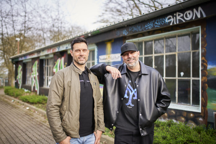 Sie sind nicht nur Gesichter und Stimmen der neuen Kampagne, sondern auch langjährige Kunden der Sparkasse: Enrico Di Ventura und Toni Schönebeck. Bild: Sparkasse Minden-Lübbecke