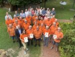 Die Mitglieder des Vereins Bürgerbus Hille e.V. mit Landrat Ali Doğan bei der Ehrung der „heimlichen Heldinnen und Helden“, Foto: D. Selle / Kreis Minden-Lübbecke