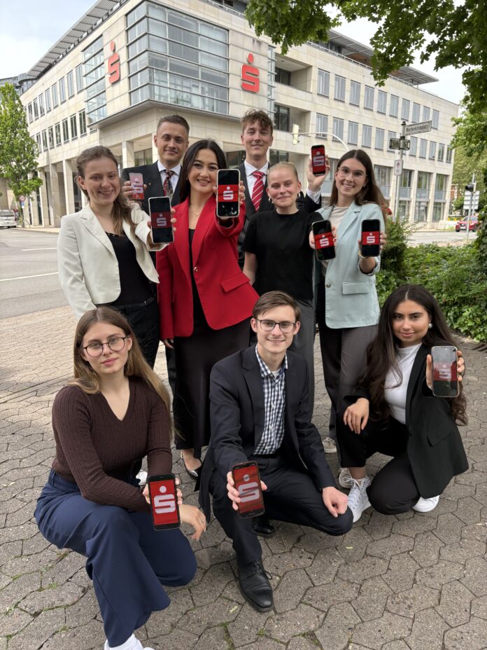 Haben sie natürlich alle: Die Sparkassen App auf dem Handy. Die Azubis der Sparkasse Minden-Lübbecke schätzen vor allem den integrierten „Finanzplaner“. Foto: Sparkasse Minden-Lübbecke Haben sie natürlich alle: Die Sparkassen App auf dem Handy. Die Azubis der Sparkasse Minden-Lübbecke schätzen vor allem den integrierten „Finanzplaner“. Foto: Sparkasse Minden-Lübbecke