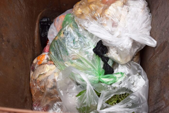 Foto (EMiL AöR): Immer noch das Hauptproblem der Kompostwerke: Plastik in der Biotonne. Foto (EMiL AöR): Immer noch das Hauptproblem der Kompostwerke: Plastik in der Biotonne.