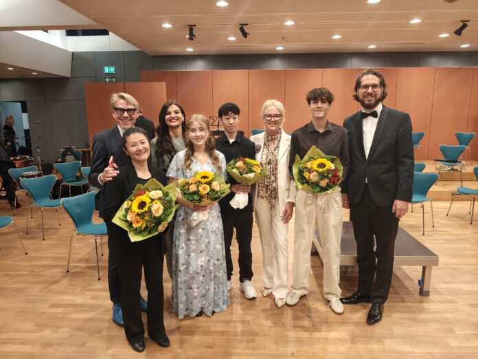 v.l.: Dirigentin Naoko Grünberg-Sakai, Heinz Steinmeyer und Krystsina Chabrouskaya aus dem Stiftungsvorstand, Stipendiatin Jana Esau, Stipendiat Jiesen Wang, Bärbel Kloss von der Stiftung, Stipendiat Robert Barahona Astorga, Vorstandsmitglied der Sparkasse Minden-Lübbecke und Stiftungsvorstand Thomas Beuchel. Foto: Sparkasse Minden-Lübbecke v.l.: Dirigentin Naoko Grünberg-Sakai, Heinz Steinmeyer und Krystsina Chabrouskaya aus dem Stiftungsvorstand, Stipendiatin Jana Esau, Stipendiat Jiesen Wang, Bärbel Kloss von der Stiftung, Stipendiat Robert Barahona Astorga, Vorstandsmitglied der Sparkasse Minden-Lübbecke und Stiftungsvorstand Thomas Beuchel. Foto: Sparkasse Minden-Lübbecke
